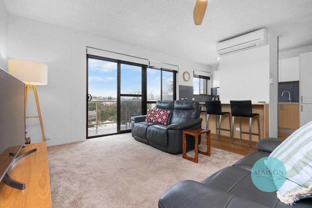 Cooks Hill * Wickham